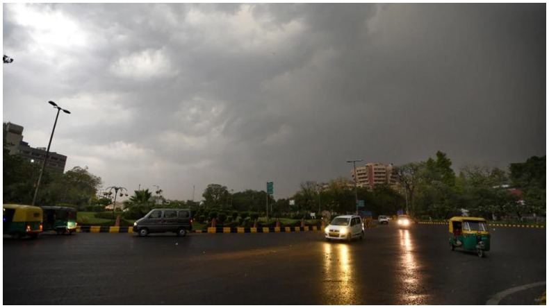 दिल्ली एनसीआर में बारिश, लोगों को मिली भीषण गर्मी से राहत