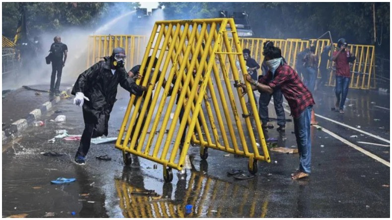 श्रीलंका में बिगड़े हालात, हिंसा में 5 की मौत, आक्रमक भीड़ ने राजपक्षे का पुश्तैनी घर फूंका
