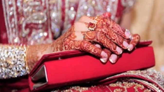 बारात लेट आने से दुल्हन हुई बेचैन, दूल्हे के इंतज़ार में छत पर चढ़ किया ऐसा काम….