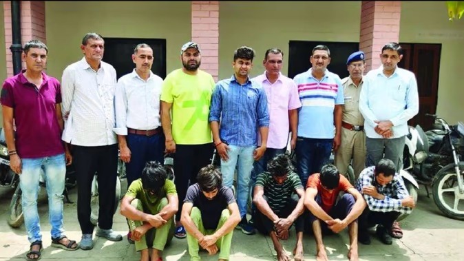 क्राइम न्यूज़: लग्जरी लाइफस्टाइल के लिए बन गए चोर,  एक महीने में चुराई 10 बाइक