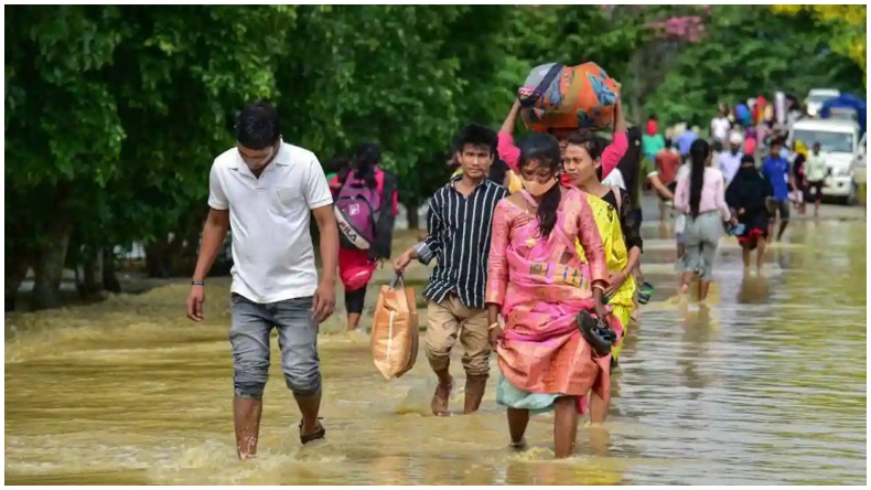 Assam Floods: करण जौहर ने बढ़ाया मदद का हाथ, इतने लाख की दी मदद