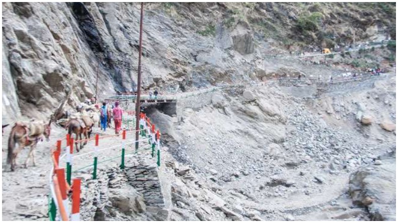 Chardham Yatra 2024: आज श्रद्धालुओं के लिए खुले बद्रीनाथ धाम के कपाट, मंदिर के बाहर तीर्थयात्रियों की लगी लाइन