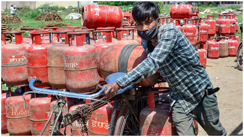 आम आदमी को मिलने वाली है बड़ी राहत! अब सस्ते में मिलेगा गैस सिलेंडर