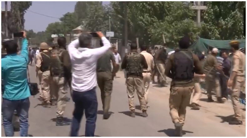 जम्मू कश्मीर में एक और आतंकी हमला, CRPF की गाड़ी पर फेंका ग्रेनेड