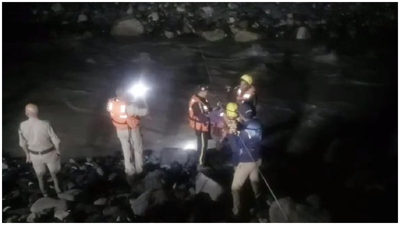 पुणे: सेल्फी के चक्कर में लड़की खाई में जा गिरी, रेस्क्यू ऑपरेशन का वीडियो हुआ वायरल
