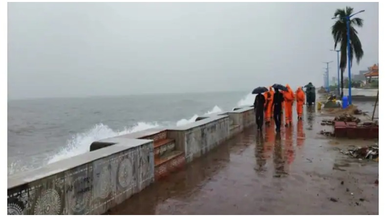 Weather Updates: दिल्ली में आज झमाझम बारिश के आसार, जानिए अपने शहर का हाल