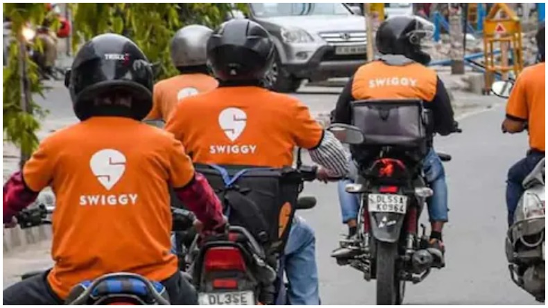 बरेली: तिरंगे के ऊपर मुस्लिम युवक ने लगाया इस्लामिक झंडा, राष्ट्रीय ध्वज के अपमान का केस दर्ज