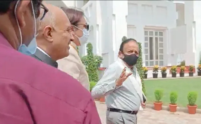 दिल्ली के एलजी वीके सक्सेना ने आतिशी को बताया केजरीवाल से बेहतर CM