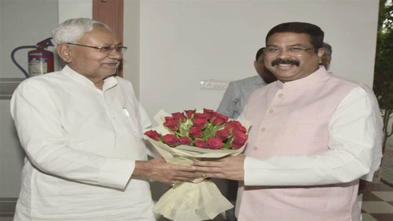 मोदी के मंत्री ने जब भरी संसद में कहा- ओवैसी जी के साथ रहने में अच्छा लगता है