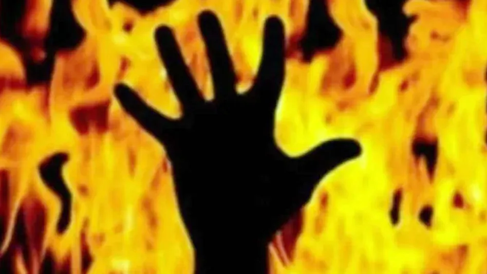 Ghaziabad में पुलिस के सामने चले लाठी-डंडे, लेकिन पुलिस बनी रही तमाशबीन