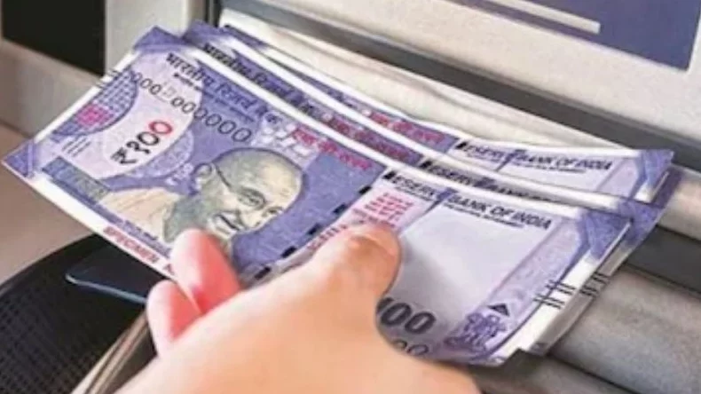 महिला ने पेट्रोल डालकर फूंक डाला पूरा ATM, वीडियो हुआ वायरल