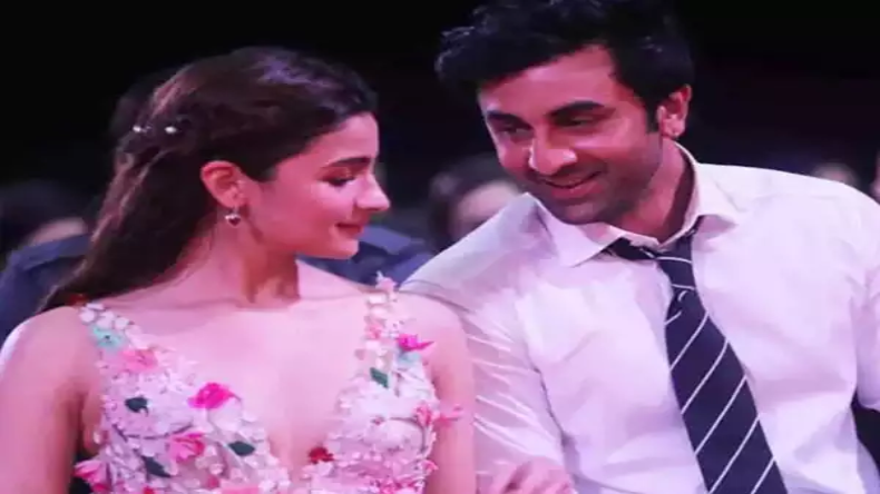 Alia Bhatt Pregnant : ‘बुआ और दादी’ ने जाहिर की खुशी, वीडियो हुआ जमकर वायरल