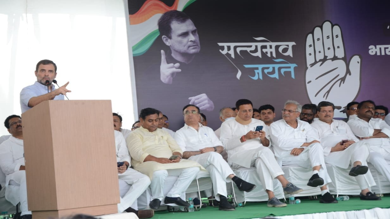 राहुल की धक्का-मुक्की से भड़के BJP कार्यकर्ता, कांग्रेस दफ्तर में घुसकर कालिख पोती