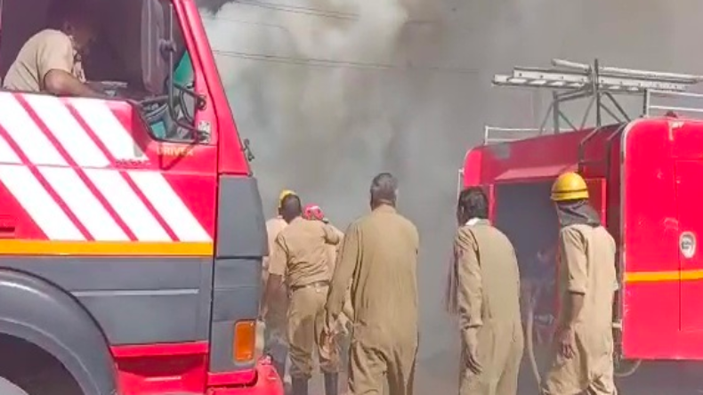 Delhi:  बदरपुर इलाके में भीषण आग, मौके पर पहुंची दमकल की 10 गाड़ियां