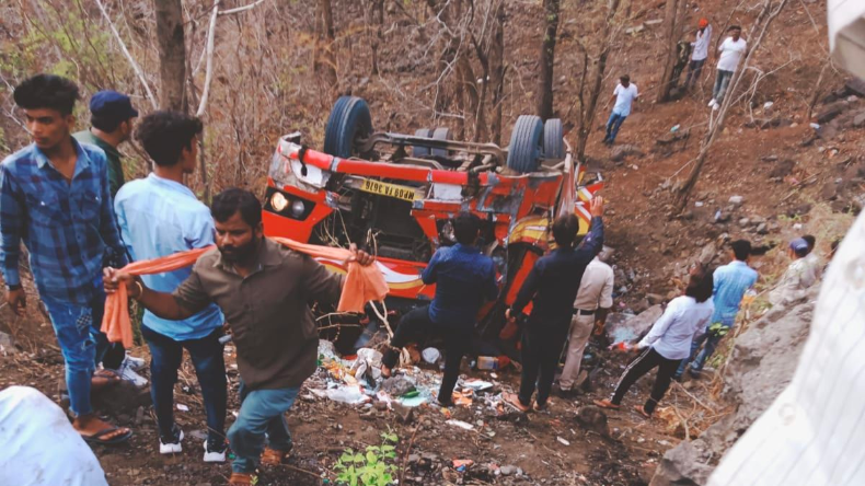 देहरादून में भीषण सड़क हादसा, खाई में जा गिरी बस