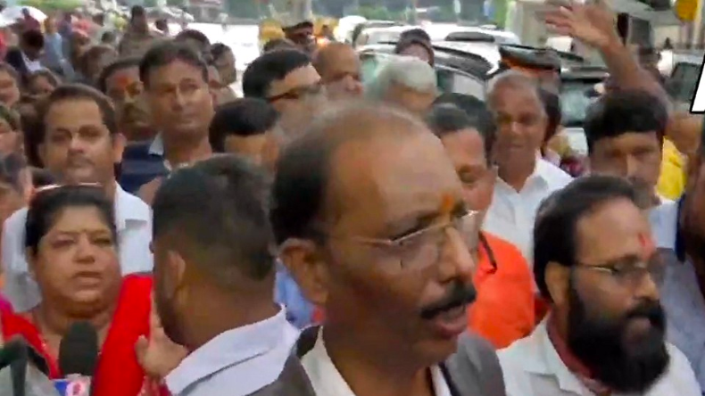 Uddhav Thackeray: नैनो साइज नहीं फडणवीस साइज का था MVA मोर्चा, उद्धव ने उड़ाया फडणवीस के साइज का मज़ाक