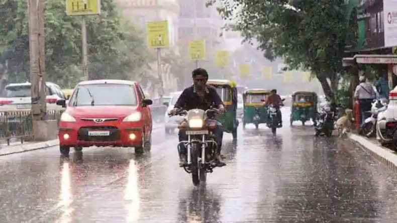 Delhi Weather Update: दिल्ली-एनसीआर में हुई झमाझम बारिश, उमस भरी गर्मी से मिली राहत, जाने मौसम का हाल