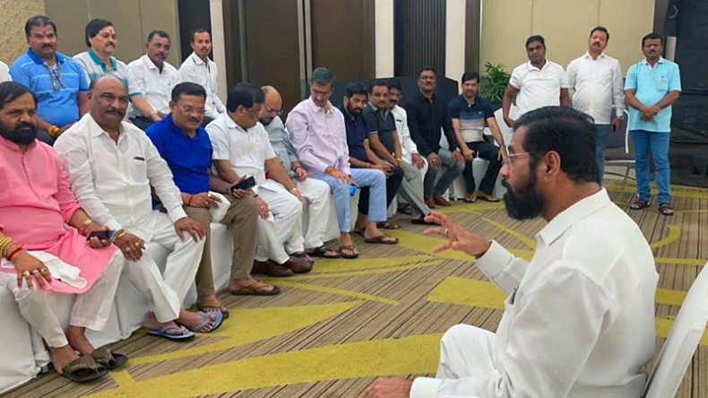 महाराष्ट्र सियासी संकट : ‘MVA के अजगर से मुक्त कराने आया हूं…’, शिवसैनिकों को शिंदे