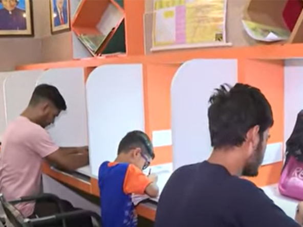 फ़िल्मी स्टाइल में कई किलोमीटर घसीटती गई कार, दिल दहला देगा Video