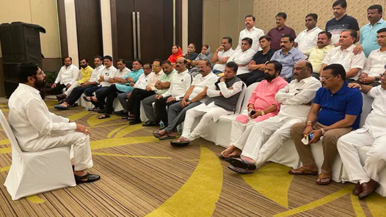 महाराष्ट्र: राज ठाकरे की मनसे में शामिल होंगे शिवसेना के बागी विधायक ? जानिए पूरी रणनीति