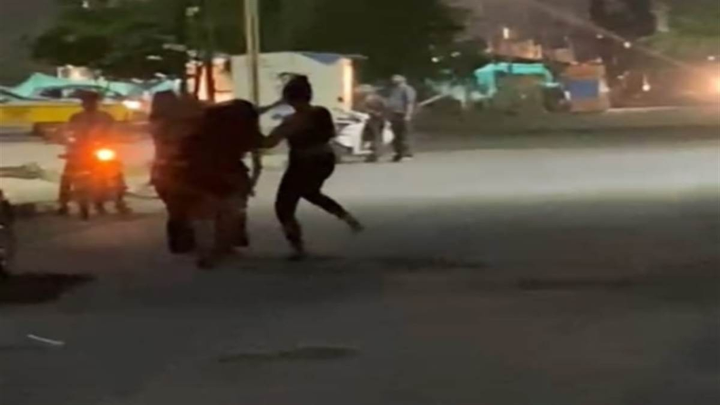 झारखंड में दो महिलाओं की लड़ाई का वीडियो वायरल, पीट-पीट कर डंडे तक का हुआ बुरा हाल