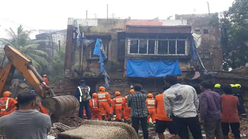 लखनऊ बिल्डिंग हादसा: मलबे में दबे 15 लोगों को निकाला गया, अभी भी पांच के फंसे होने की आशंका