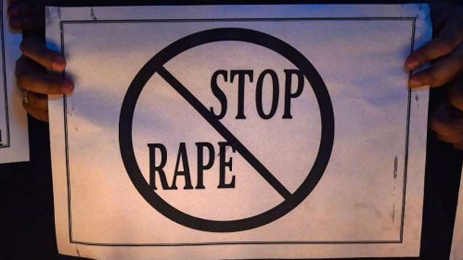 बरेली: तिरंगे के ऊपर मुस्लिम युवक ने लगाया इस्लामिक झंडा, राष्ट्रीय ध्वज के अपमान का केस दर्ज