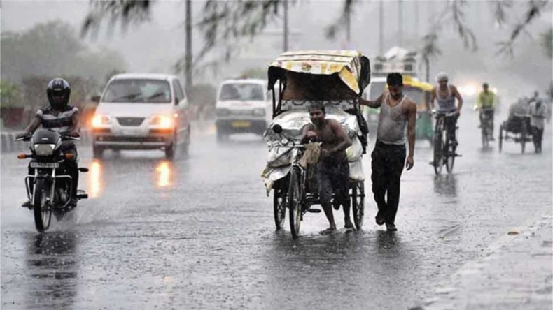 Delhi Weather Update: दिल्ली-एनसीआर में हुई झमाझम बारिश, उमस भरी गर्मी से मिली राहत, जाने मौसम का हाल