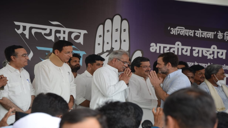 राहुल की धक्का-मुक्की से भड़के BJP कार्यकर्ता, कांग्रेस दफ्तर में घुसकर कालिख पोती