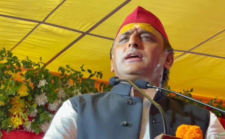 पत्नी में न आ जाए सोनम की आत्मा! डर के मारे पति ने प्रेमी को सौंप दी अपनी अर्धांगिनी, Video देख मर्द समाज में दिखेगा अलग ही खौफ