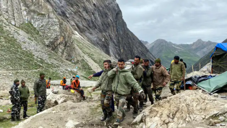 अमरनाथ गुफा के पास फिर आई बाढ़, 4 हजार श्रद्धालुओं को सुरक्षित निकाला गया