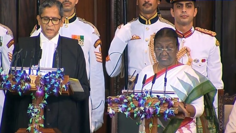 Former President: पारंपरिक तरीके से विदा हुए रामनाथ कोविंद, घर छोड़ने गई राष्ट्रपति द्रौपदी मुर्मू