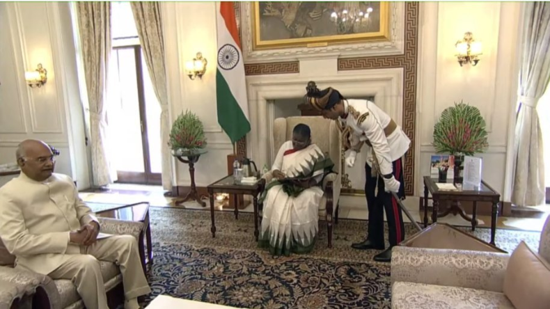 Former President: पारंपरिक तरीके से विदा हुए रामनाथ कोविंद, घर छोड़ने गई राष्ट्रपति द्रौपदी मुर्मू
