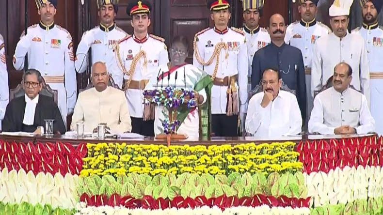 Former President: पारंपरिक तरीके से विदा हुए रामनाथ कोविंद, घर छोड़ने गई राष्ट्रपति द्रौपदी मुर्मू