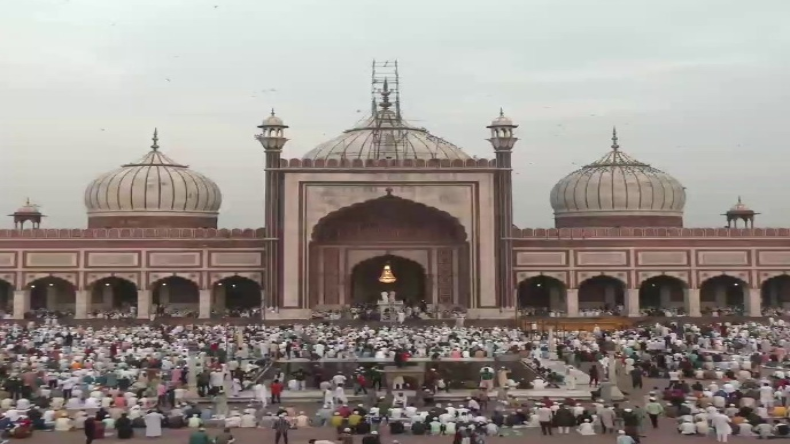 ईद पर तिरंगा छोड़कर फिलिस्तीनी झंडा लहरा रहे थे मुसलमान, नमाज में भारत नहीं आतंकी को रखा याद, खुल गई कठमुल्लों की पोल