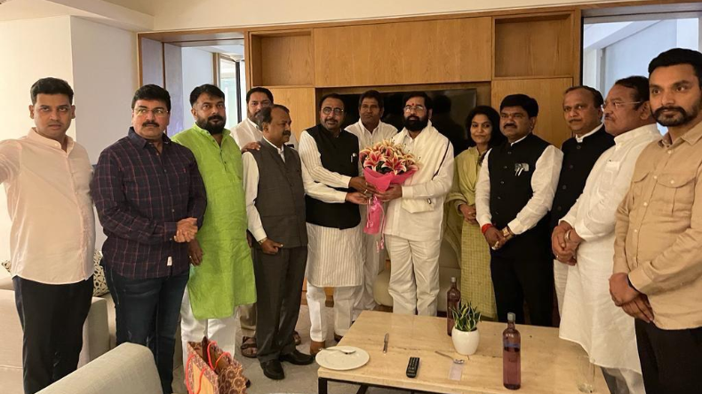 NCP Crisis: वाईबी चव्हाण सेंटर पहुंचे शरद पवार, समर्थकों ने फूलों की बारिश कर किया स्वागत