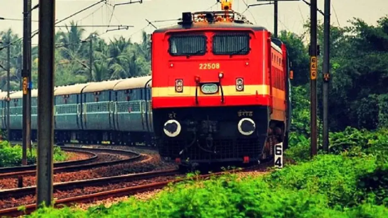कभी सोचा है कि रेलवे स्टेशन का नाम हमेशा पीले रंग के बोर्ड पर क्यों लिखा जाता है? आइए जानते है