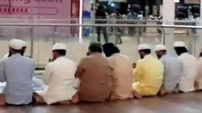 Lulu Mall News : लखनऊ मॉल के सामने हंगामा, नमाज के विरोध में हनुमान चालीसा पढ़ने पहुंची करणी सेना