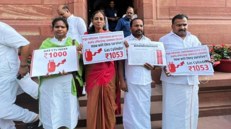 No confidence motion : लोकसभा में अविश्वास प्रस्ताव लाने को मंजूरी, तारिख का ऐलान करेंगे सभापति