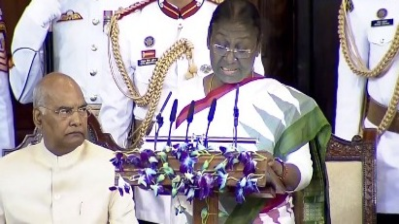 Former President: पारंपरिक तरीके से विदा हुए रामनाथ कोविंद, घर छोड़ने गई राष्ट्रपति द्रौपदी मुर्मू
