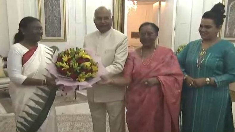 Former President: पारंपरिक तरीके से विदा हुए रामनाथ कोविंद, घर छोड़ने गई राष्ट्रपति द्रौपदी मुर्मू
