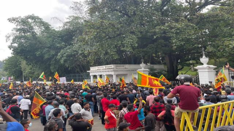 श्रीलंका संकट : इन पांच वजहों से डूबा द्विपीय देश! क़र्ज़ और परिवारवाद ने घेरा