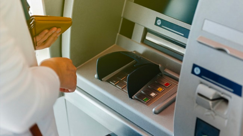 महिला ने पेट्रोल डालकर फूंक डाला पूरा ATM, वीडियो हुआ वायरल
