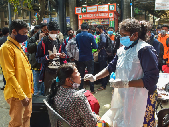 Covid-19 : कोरोना के एक्टिव केसों की संख्या में आई गिरावट, 24 घंटे में मिले 2,756 मरीज