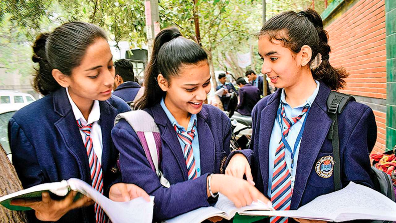 UP Board 10th Result: 10वीं में सीतापुर की प्राची निगम स्टेट टॉपर, 93.34% लड़कियां पास