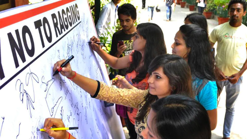 इंदौर : मेडिकल छात्रा संग रैगिंग, तकिये के साथ संबंध बनाने पर किया मजबूर