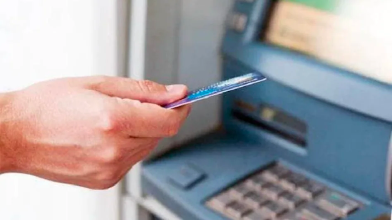 महिला ने पेट्रोल डालकर फूंक डाला पूरा ATM, वीडियो हुआ वायरल