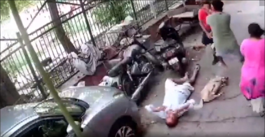 कुत्ते के भौंकने पर सवार हुआ पागलपन, किया पड़ोसियों पर हमला!