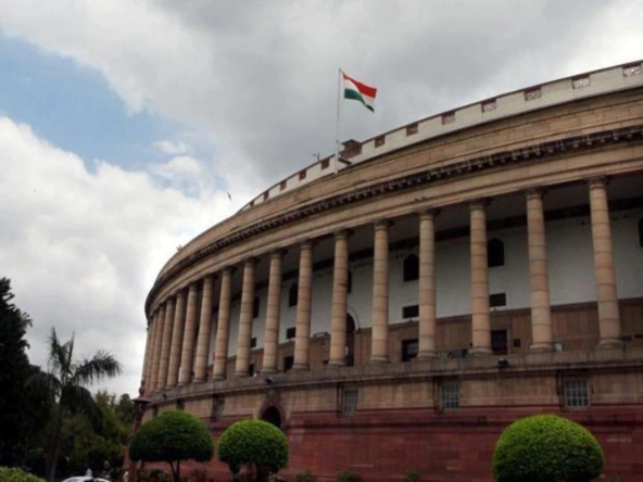 Monsoon Session: AAP सांसद संजय सिंह राज्यसभा से निलंबित, आसन पर पेपर फेंकने और नारेबाजी करने का आरोप