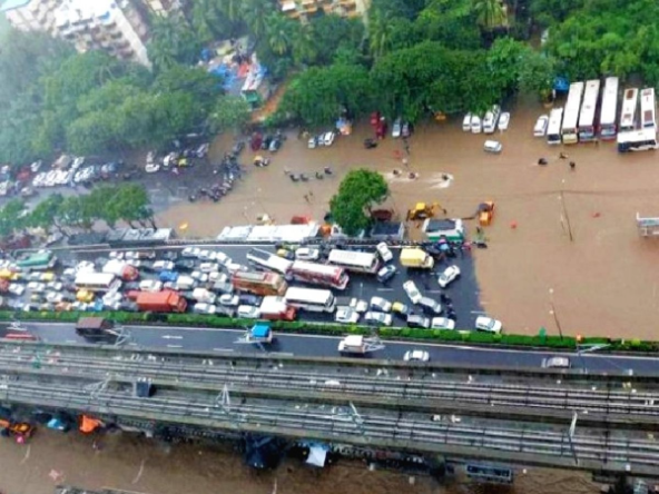 Delhi Rains: नई दिल्ली रेलवे स्टेशन पर करंट लगने से महिला की मौत, मुंबई में धंसी बिल्डिंग